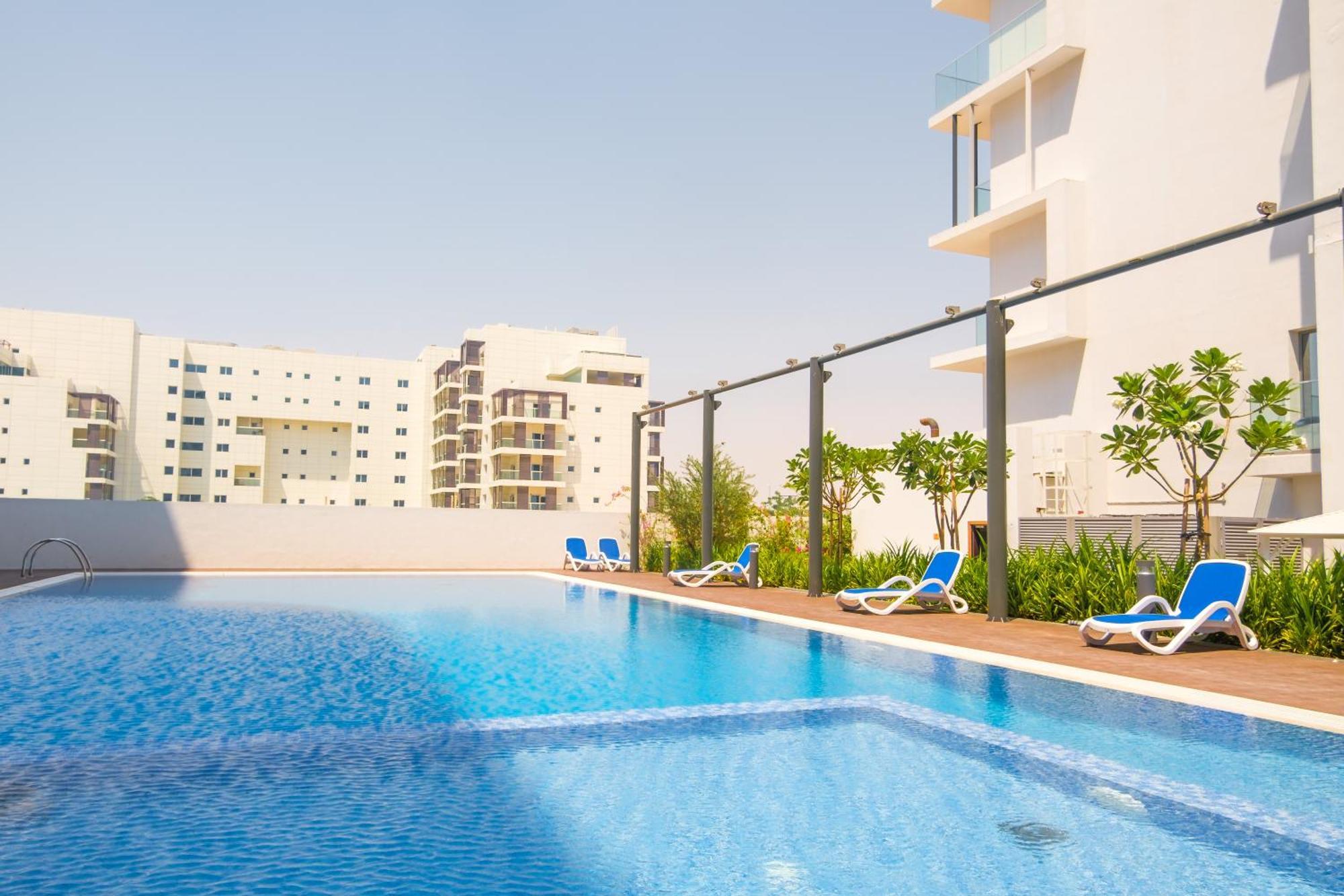 Poolside Charm Apartment Abu Dhabi Exterior photo